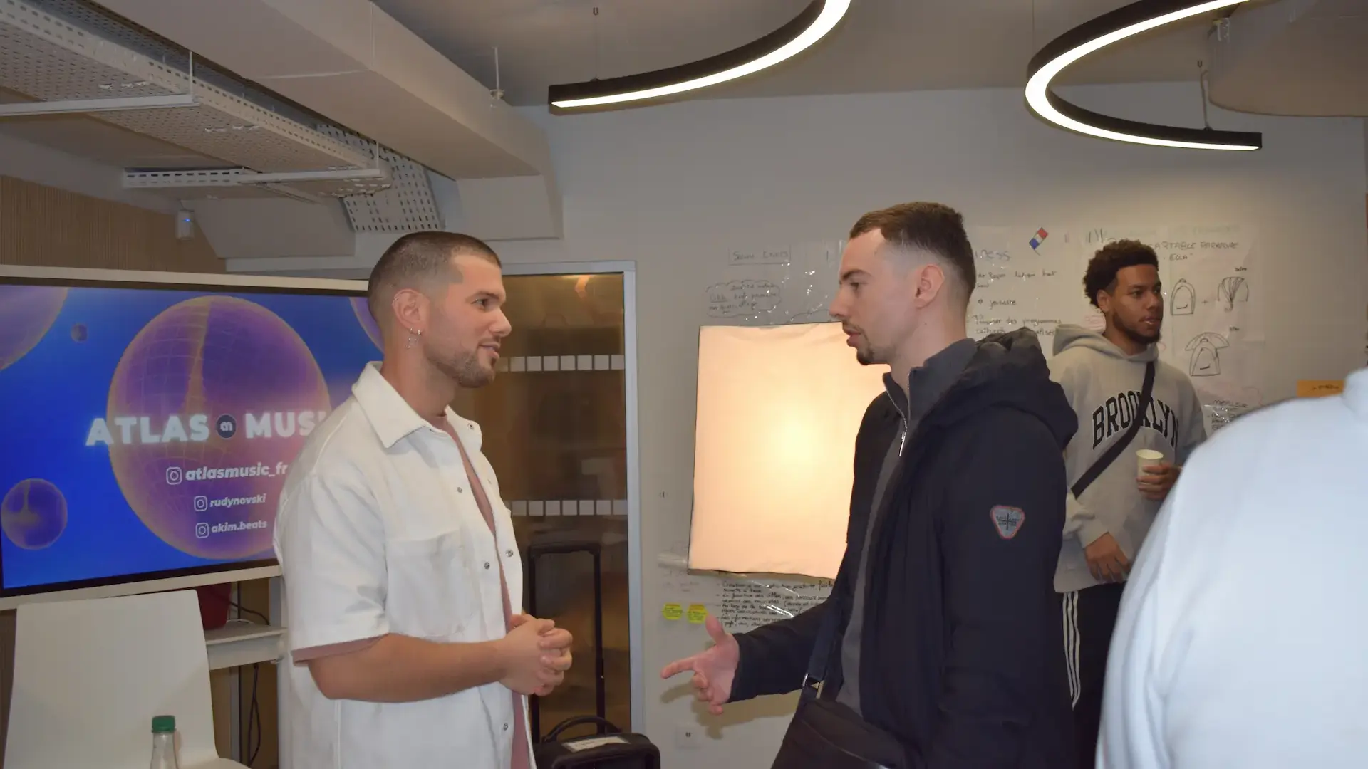 Groupe de beatmakers lors d'une soirée membre de la communauté Atlas Music à Paris