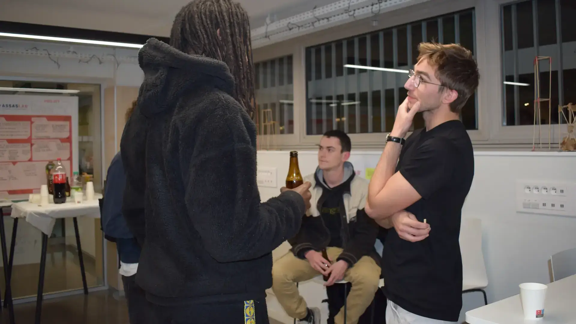 Groupe de beatmakers lors d'une soirée membre de la communauté Atlas Music à Paris