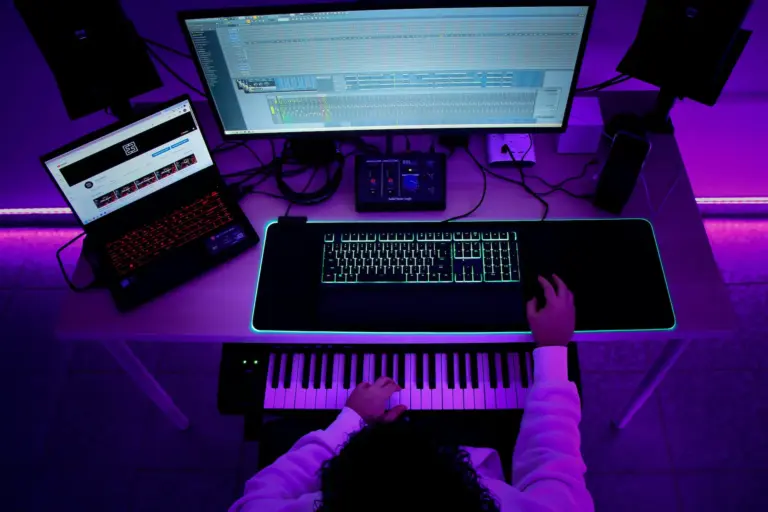 Studio de beatmaking professionnel avec enceintes et écran FL Studio