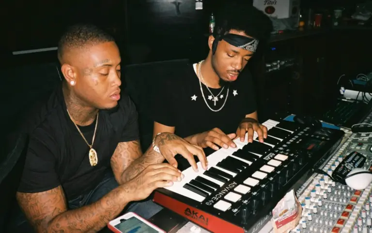 Studio de beatmaking professionnel avec enceintes et écran FL Studio