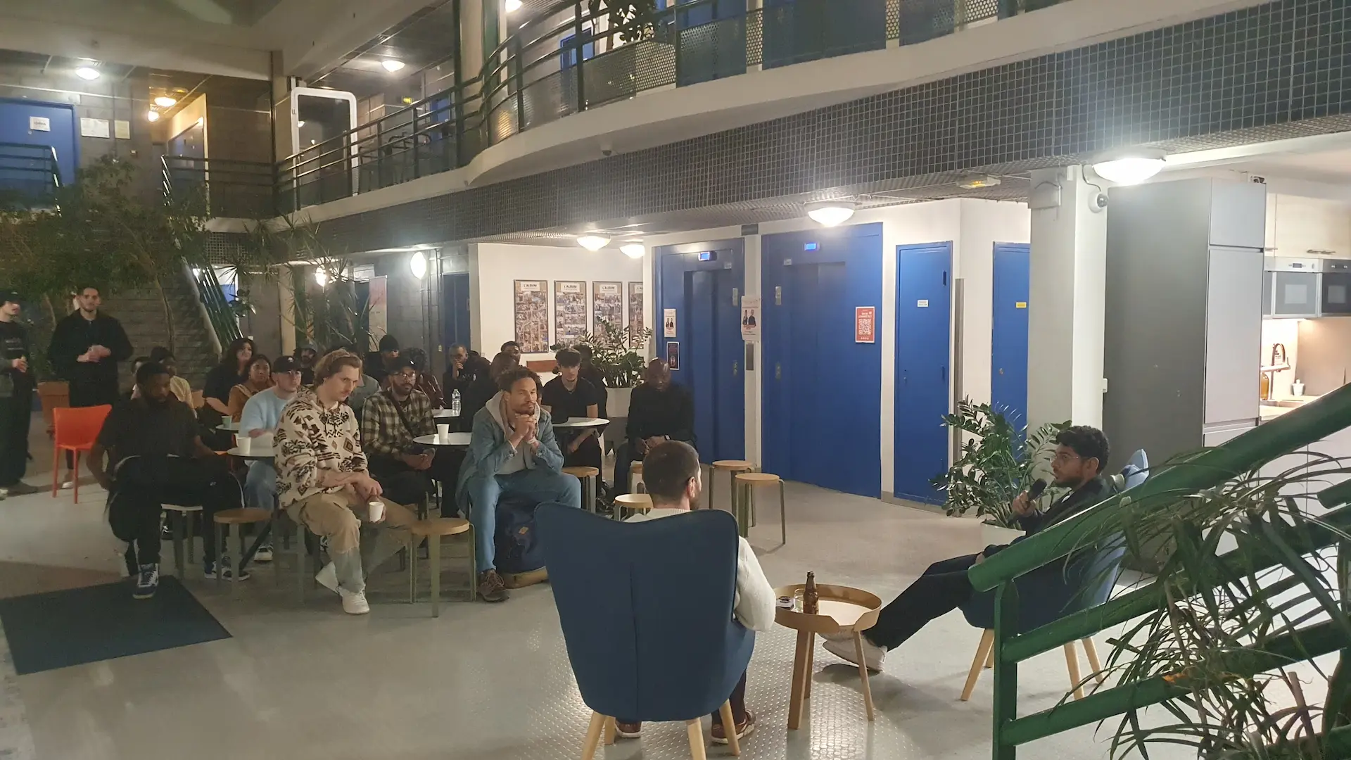 Groupe de beatmakers lors d'une soirée membre de la communauté Atlas Music à Paris